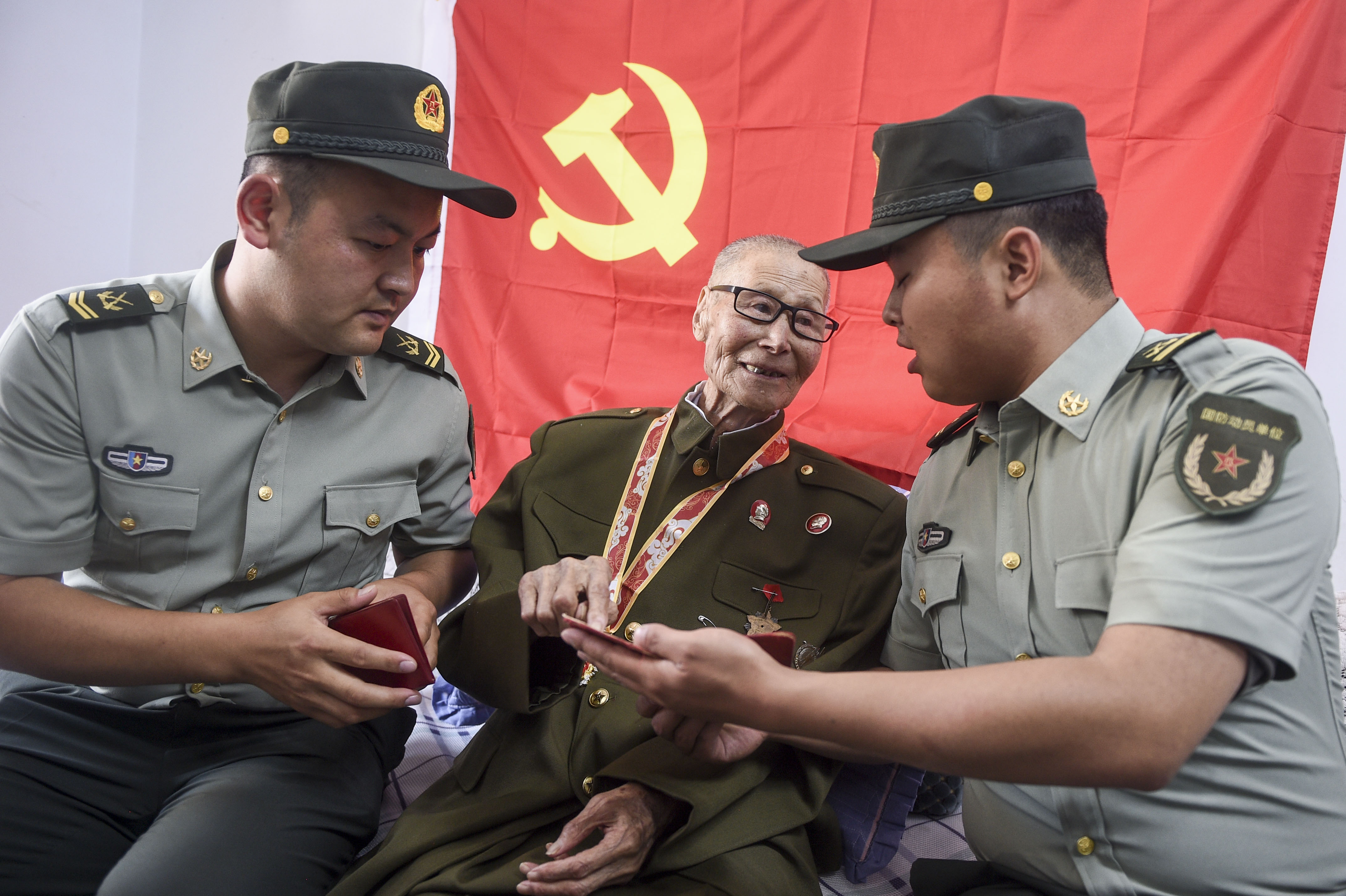 05:6月30日,由新华社吉林分社、吉林日报、吉林广播电视台等媒体记者组成采访团到白城市采访老兵王凤荣。.jpg 05:6月30日,由新华社吉林分社、吉林日报、吉林广播电视台等媒体记者组成采访团到白城市采访老兵王凤荣。.jpg