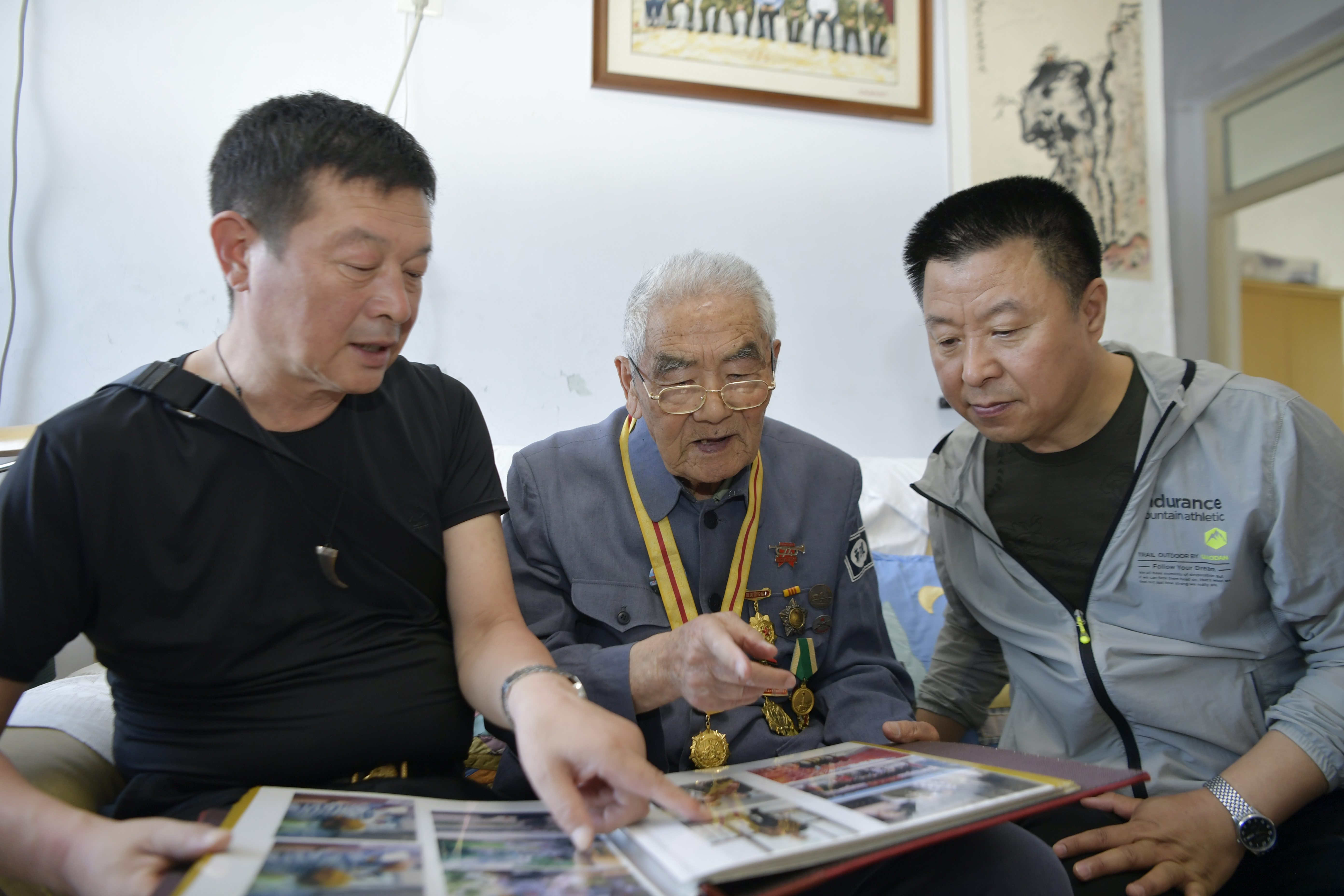 02：6月11日，吉林省艺术家走进老兵中开展艺术体验创作活动。图为吉林省书画院艺术家走进抗战老兵史保东家里进行艺术体验创作。.JPG