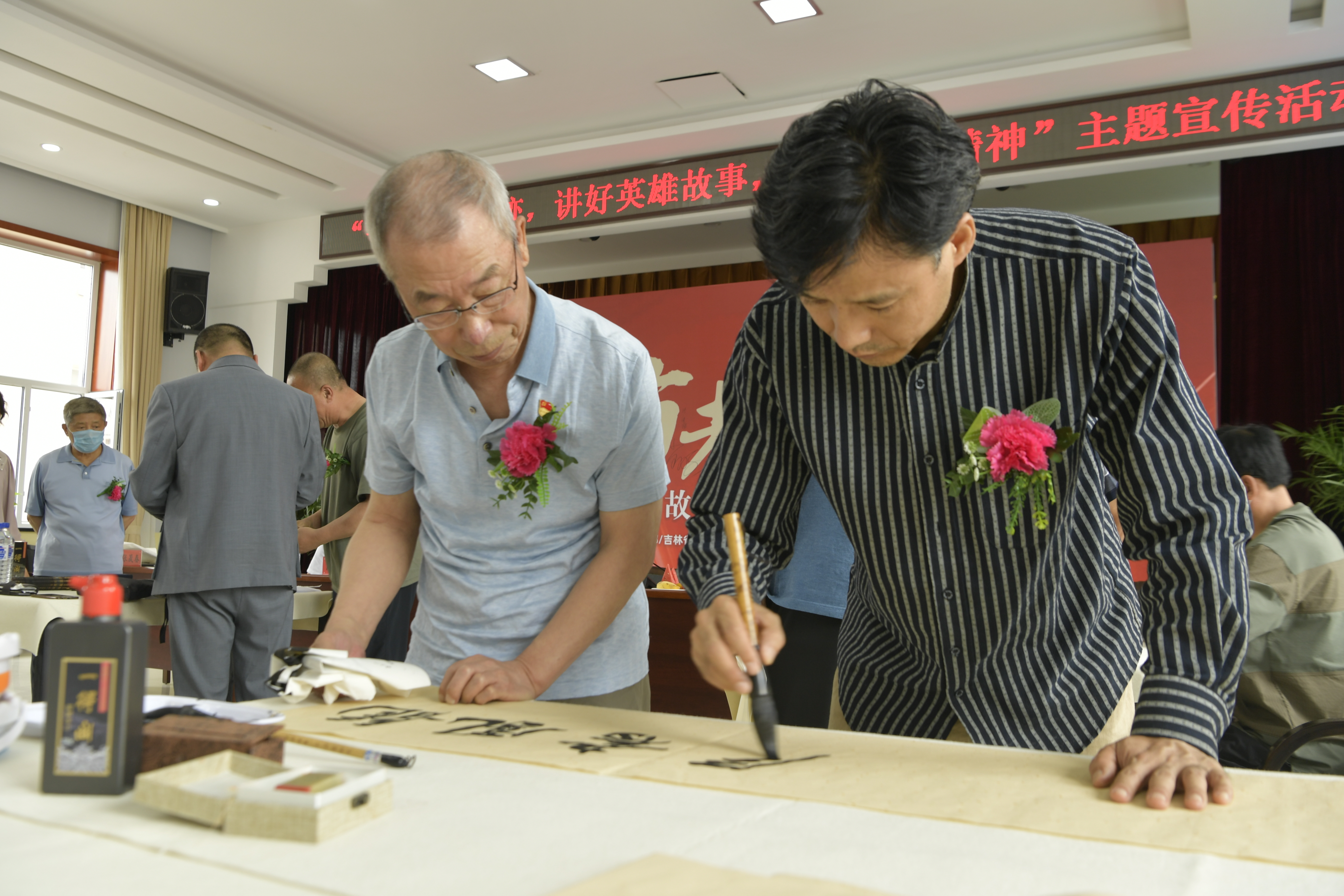 03：6月24日，吉林省艺术家走进老兵中间为老兵开展艺术创作交流。图为省文联艺术家走进长春市军休中心为部队军休干部开展艺术创作。.JPG